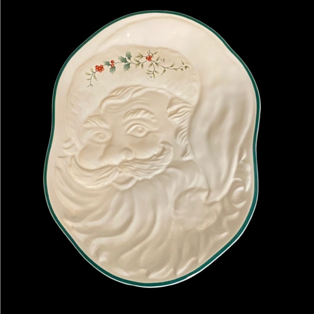 Pfaltzgraff Winterberry Embossed Santa Claus Ceramic Plate with Green Trim. - Picture 2 of 10